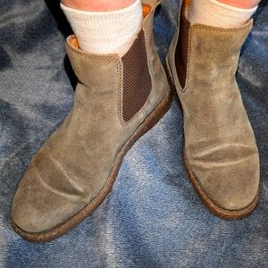 9.5 leather Chelsea boots, green